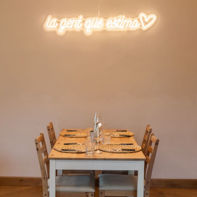 🍕 Benvinguts a la Pizzeria Can Passerells! 🍕

El nostre menjador és un espai acollidor i familiar, ideal per gaudir d’un bon àpat amb amics o família. Amb una decoració càlida i un servei atent, et sentiràs com a casa des del primer moment.

A Can Passerells, preparem pizzes artesanes amb ingredients frescos i de qualitat. Des de les clàssiques Margarita  fins a les nostres especialitats de la casa amb combinacions úniques de sabors.

📍 Vine a veure’ns:
Vine a Can Passerells i deixa’t portar per l’autèntic sabor italià.

📸@jthcasas_portrait 

#restaurant #hotel#alojamiento#pizzeria #osona
