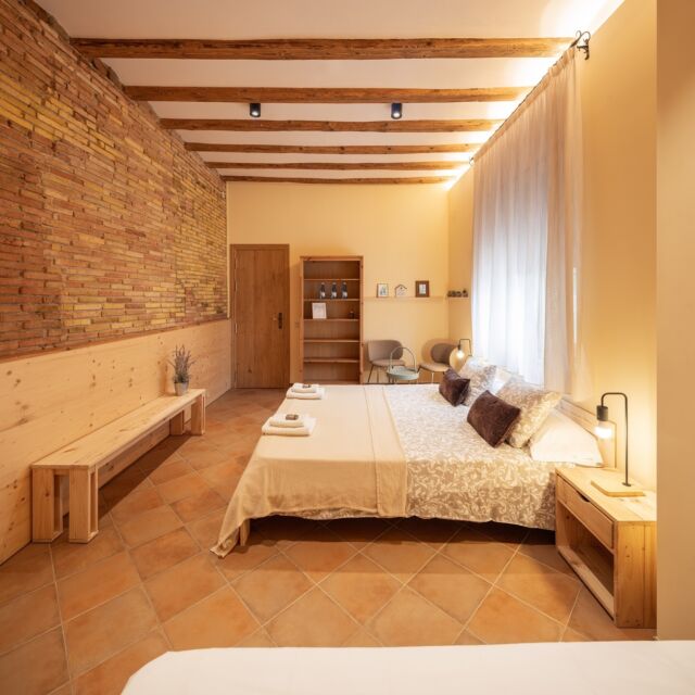 Habitació del castell, una habitació amb molt d’encant i perfecta per famílies, ja que pot comunicar amb l’habitació de l’Arcada.
Capacitat fins a 4 persones.
👉🏻 www.canpasserells.com
📞 616519771

📸 @jthcasas_portrait 

#hotel#allotjamentrural #osonaturisme #osona