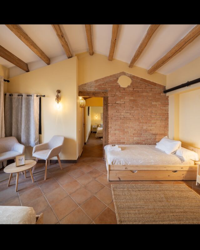 La Cabanya🌿
Perfecte per a famílies i grups petits.
L’allotjament disposa de cuina totalment equipada.
L’interior de l’allotjament és acollidor i ben il-luminat, amb una decoració rústica i detalls cuidats.
🌼Capacitat: 6 persones
🚲Bikefriendly

#alojamiento#hotel#barcelona#apartamento#osona#bikefriendly