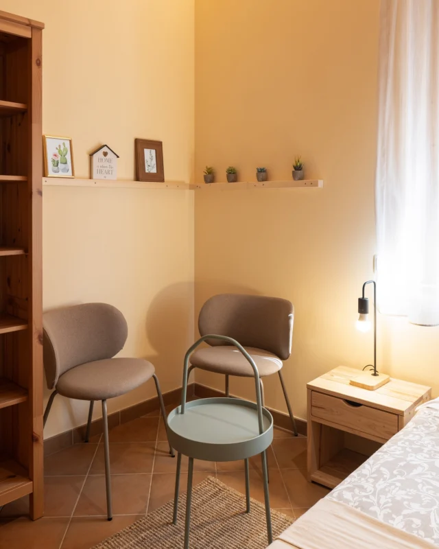 La habitació del castell és un espai acollidor i elegant, amb capacitat per a fins a quatre persones. ❤️
Les bigues del sostre,afegeixen un encant rústic i històric. 
Gran obertura per l’entrada de molta llum natural, creant un ambient lluminós i acollidor durant el dia.

👉🏻 per reserves 616519771
⚡️www.canpasserells.com

📸 @jthcasas_portrait 

#allotjamentrural #hotel #bedandbreakfast #osona #catalunya #catalunyaexperience #sortirambnens